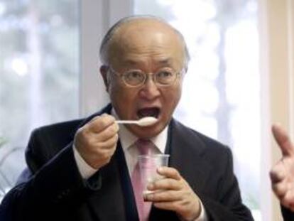 El japonés Yukiya Amano probando un cocktail. EFE/Archivo