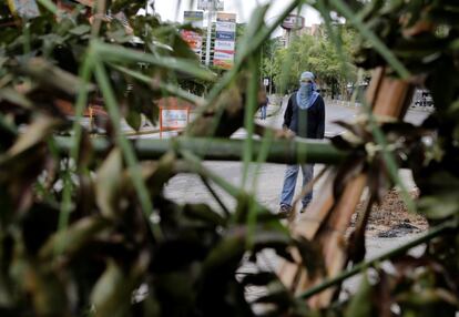 Un manifestante permanece junto a una barricada durante el paro nacional convocado por la oposición.