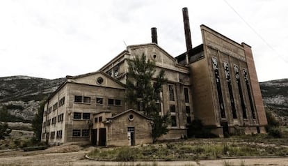 Fachada principal de la central térmica.