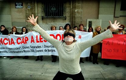 Una de las principales dificultades para prevenir y acabar con la violencia contra las mujeres y las ni?as es la marcada insuficiencia de fondos, que determina que los recursos para estas iniciativas sean sumamente escasos. En la imagen, un momento de la manifestacin en Valencia en contra de los malos tratos a mujeres y de la violencia domstica de Valencia, en 2001.