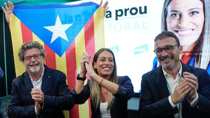 La cabeza de lista de Junts, Miriam Nogueras, acompañada del vicepresidente del partido, Josep Rius, y el candidato al Senado, Antoni Castella.
