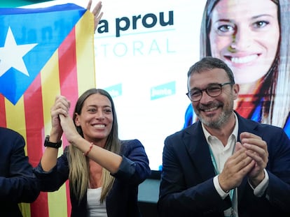 La cabeza de lista de Junts, Miriam Nogueras, acompañada del vicepresidente del partido, Josep Rius, y el candidato al Senado, Antoni Castella.