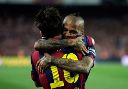 Messi i Dani Alves s'abraçen després d'un gol.