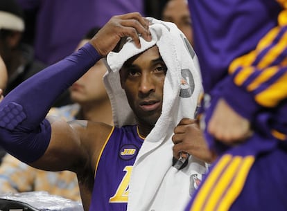 Kobe Bryant se tapa la cabeza con una toalla durante el partido ante Denver