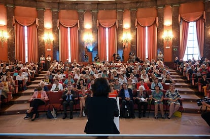 Flora de Pablo modera el acto de homenaje a las científicas españolas.