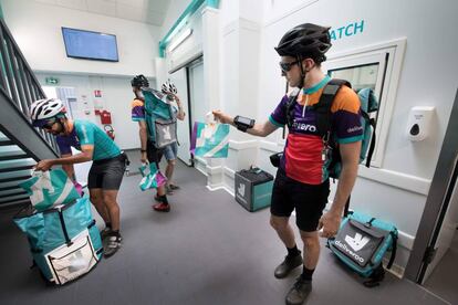 Un grupo de repartidores de Deliveroo preparan sus pedidos este verano en una de las nuevas cocinas Deliveroo Editions en Saint-Ouen, a las afueras de Par&iacute;s.