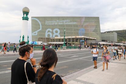 Alrededores del Kursaal durante la gala de inauguración de la 68ª edición del Festival de San Sebastián. Debido a la covid-19, la Zinemaldia ha impuesto medidas sanitarias estrictas para garantizar su realización.