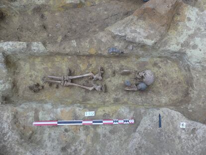 Esqueleto encontrado en una de las 50 tumbas halladas en París.