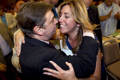 Luis Planas y Susana Díaz de abrazan al comienzo del Comité director del PSOE-A.