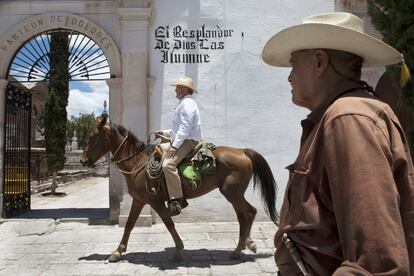 Héctor Abad Faciolince monta a caballo durante el Hay Festival de Zacatecas, en 2010. El autor colombiano, reconocido por 'El olvido que seremos', el libro dedicado a su padre asesinado por paramilitares, conversará con Manuel Vilas sobre el papel de la familia en la literatura durante la edición de este año en Cartagena de Indias.