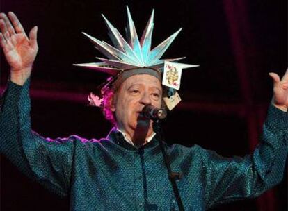 Jaume Sisa, vestido como una exultante estatua de la libertad, en el concierto de anoche.