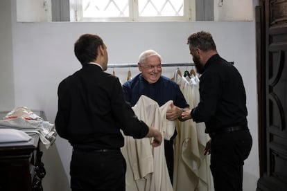 El cardenal francés Jean-Marc Aveline se prepara para celebrar misa en la parroquia de Santa Maria dei Monti, en Roma.