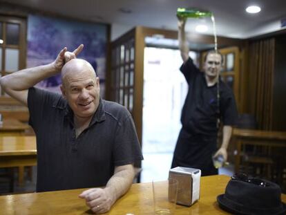 David Simon aguarda a ser servido una sidra recién escanciada en Casa Alvarín, en Avilés.