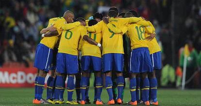 Los jugadores de la selección de Brasil se abrazan justo antes de comenzar el partido de octavos ante Chile.