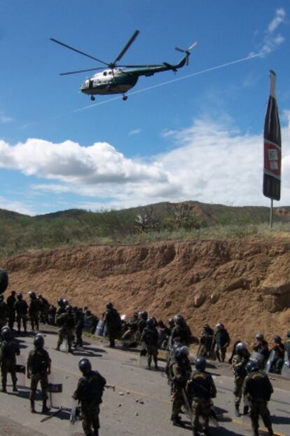 Policías en la 'Curva del Diablo' en 2009.