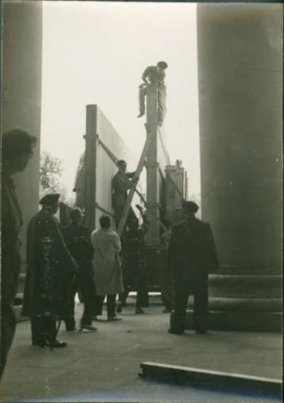 Operarios cargan un camión en la puerta de Velázquez del Prado.