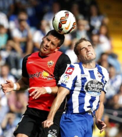 Hemed y Bergantinos disputan un bal&oacute;n a&eacute;reo.