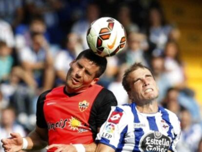 Hemed y Bergantinos disputan un bal&oacute;n a&eacute;reo.