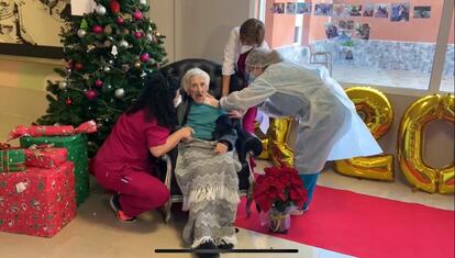Ana Mira, de 101 años, recibe la vacuna en Videsalud1 de Redován (Alicante).