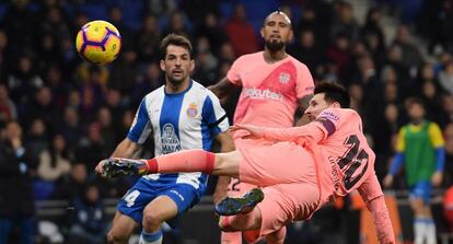 Messi le pega de forma acrobática en el duelo ante el Espanyol.