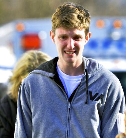 Un hombre llora a las puertas de la escuela de Newtown.