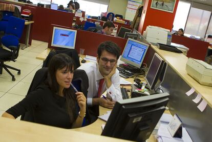 Trabajadores de Vodafone, en las oficinas que la compañía tiene en Madrid.