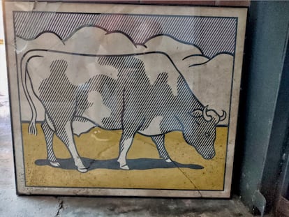 Póster  de “Cow Going Abstract” firmado por  Roy Liechtenstein encontrado entre contenedores de basura en Barcelona.