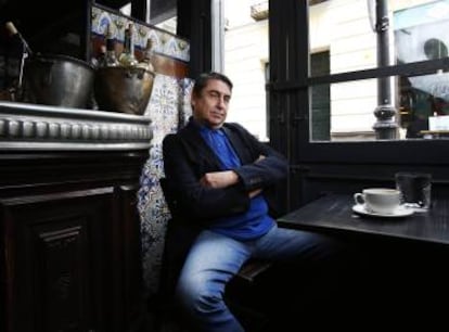 El escritor Fernando Ruiz-Goseascoechea en la madrileña Taberna Carmencita. 