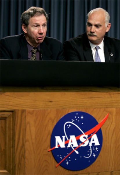 El administrador de la NASA, Michael Griffin, comparece junto a Bill Readdy para confirmar la fecha.