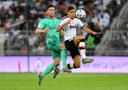 Gabriel Paulista y Luka Jovic disputan el balón. 