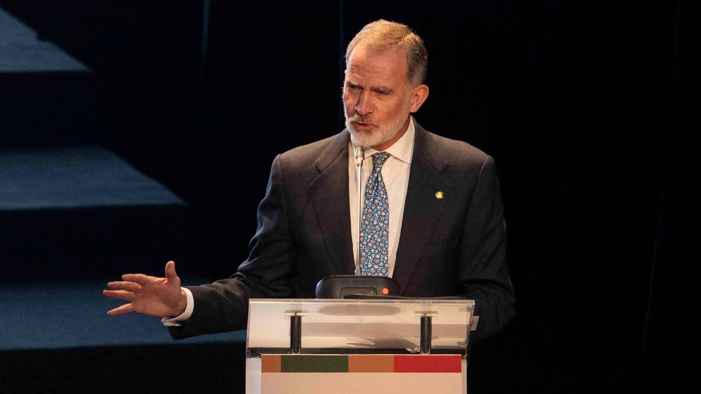 El Rey, en su discurso en el congreso de la lengua de Arequipa, en el Teatro Municipal de esta ciudad.