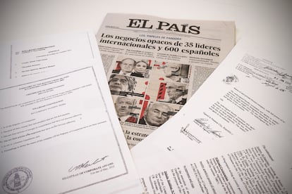 Documentos dos 'Pandora Papers' ea capa do EL PAÍS de 4 de Outubro.