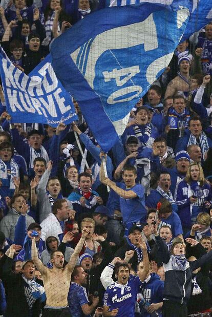 Raúl festeja el pase a semifinales en la grada con los hinchas del Schalke.