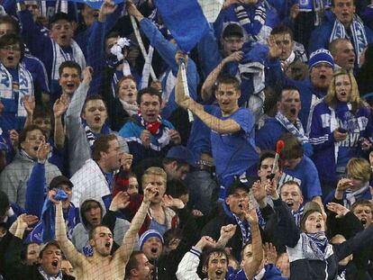Raúl festeja el pase a semifinales en la grada con los hinchas del Schalke.