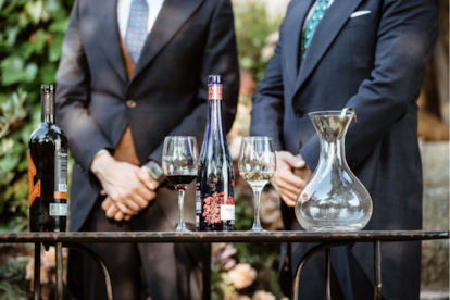 Dos botellas de vino, dos copas, un recipiente para la mezcla y mucho amor.