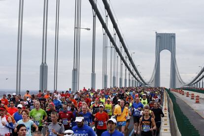 Los corredores cruzan el puente Verrazano-Narrows en el inicio del maratón de Nueva York.