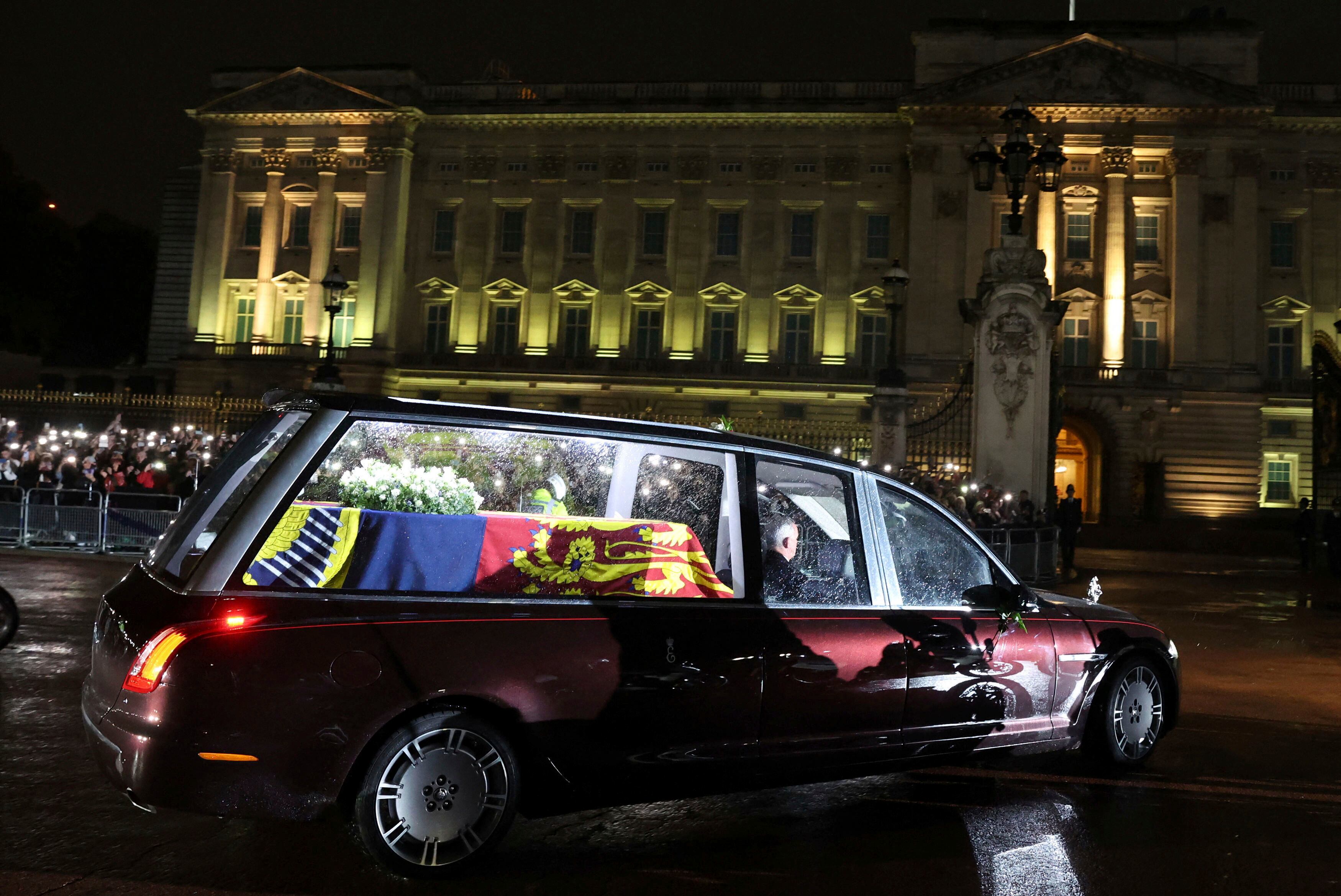 El féretro con los restos mortales de Isabel II a su llegada al palacio de Buckingham, este martes. 