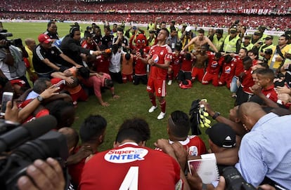 Los jugadores del Am&eacute;rica de Cali rezan tras ganar y ascender de nuevo a primera divisi&oacute;n.