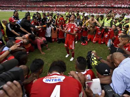 Los jugadores del Am&eacute;rica de Cali rezan tras ganar y ascender de nuevo a primera divisi&oacute;n.