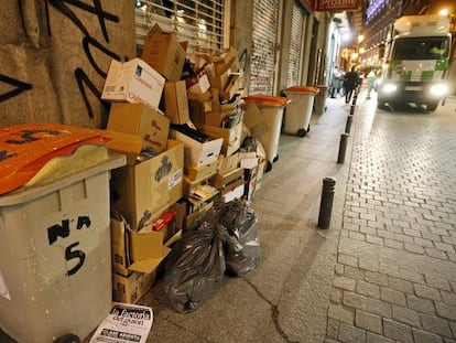 Montones de basura acumulados junto a una calle c&eacute;ntrica de Madrid en 2009.