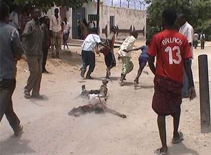 Varios somalíes arrastran el cadáver de un soldado etíope ayer en Mogadiscio.