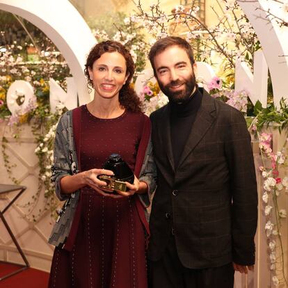 Teresa Calleja, directora de marketing de Farlabo, y Carlos Primo, jefe de redacción de moda y belleza de ICON, en la entrega del premio Relato a Montblanc Explorer.