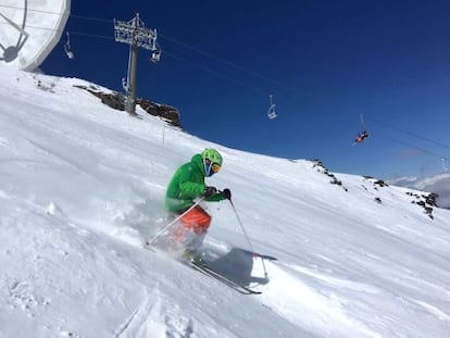 Descenso de un esquiador en Sierra Nevada, hace unos días.