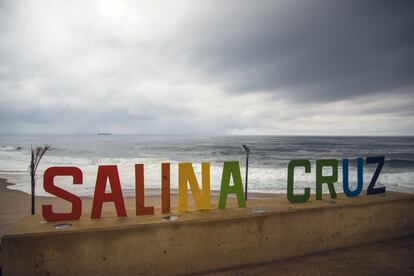 Vista de la tormenta en el horizonte desde una playa el 30 de mayo de 2022, en el balneario de Salina Cruz, Oaxaca. De acuerdo al Centro Nacional de Huracanes de EEUU (NHC, por sus siglas en inglés), Agatha "es el huracán más fuerte que haya tocado tierra en mayo en la costa del Pacífico de México" desde que el centro empezó el registro en 1949.