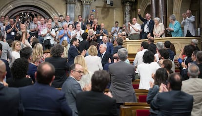 Diputados e invitados celebran la aprobación en 2017 de la ley que declaró ilegales los tribunales militares que actuaron en Cataluña desde 1938 hasta 1978. / ALBERT GARCIA