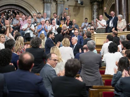 Diputados e invitados celebran la aprobación en 2017 de la ley que declaró ilegales los tribunales militares que actuaron en Cataluña desde 1938 hasta 1978. /  ALBERT GARCIA