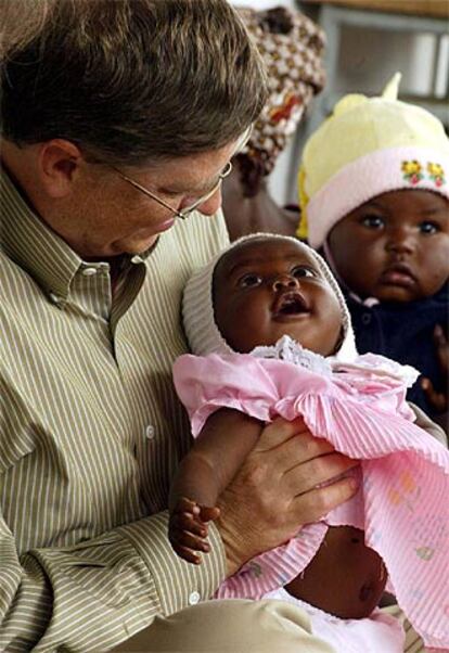 Bill Gates, con un niño durante una visita a un hospital en Mozambique en 2003.