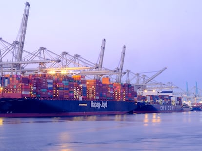 Barco portacontenedores de Hapag-Lloyd, en el puerto de Róterdam (Países Bajos).