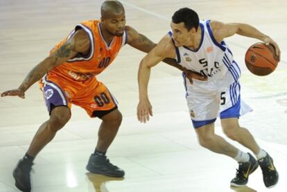 Omar Cook defiende a Pablo Prigioni.