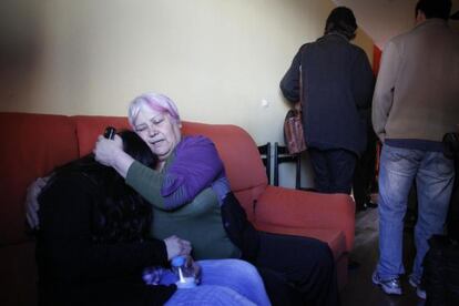 Feliciana, una activista de la Plataforma de Afectados por la Hipoteca, consuela a Kelly Herrera durante su desahucio, que se ha retrasado dos semanas.